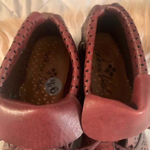 PATRICIA NASH BURGUNDY PERFORATED LASER CUT ANKLE SHOE. - Picture 5 of 6